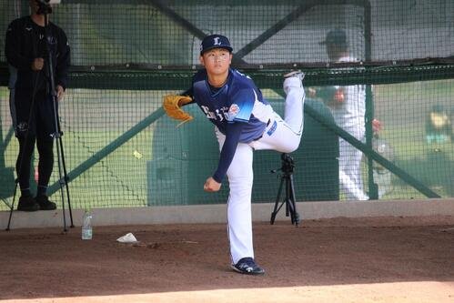 ブルペン投球を行う西武育成4位の浜岡(撮影･金子真仁)