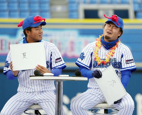 DeNA蝦名達夫(左)と伊勢大夢(2022年11月撮影)