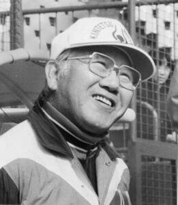 笑顔の近鉄･岡本伊三美監督(1986年1月撮影)