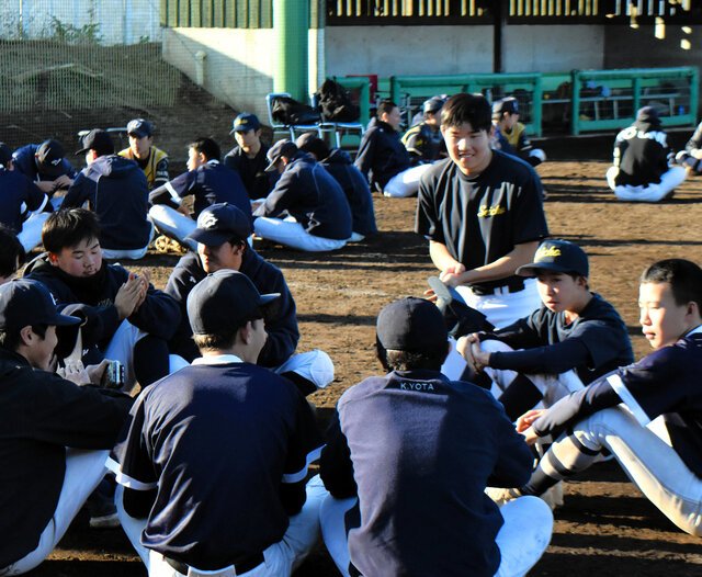 試合後、異なるチームの選手同士でミーティングをするリーガ･アグレシーバ＝2024年11月、茨城県牛久市、中小路徹撮影