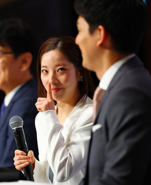 引退会見を行う三浦璃来(左)と木原龍一(撮影･野上伸悟)