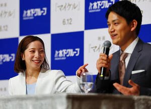 引退会見を行う三浦璃来(左)と木原龍一(撮影･野上伸悟)