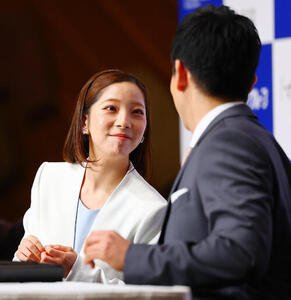 引退会見を行う三浦璃来(左)と木原龍一(撮影･野上伸悟)