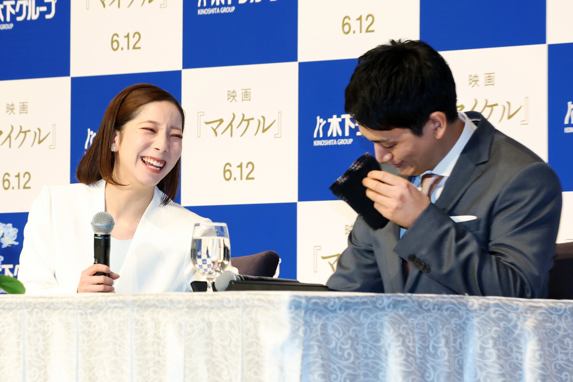 引退会見で涙ぐむ木原龍一(右)と笑顔を見せる三浦璃来=2026年4月28日午前10時32分、東京都千代田区、西岡臣撮影