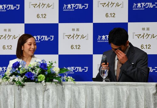引退会見を行う三浦璃来(左)と木原龍一(撮影･野上伸悟)