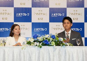現役引退会見で涙がこみ上げる三浦璃来(左)と木原龍一(撮影･増田悦実)