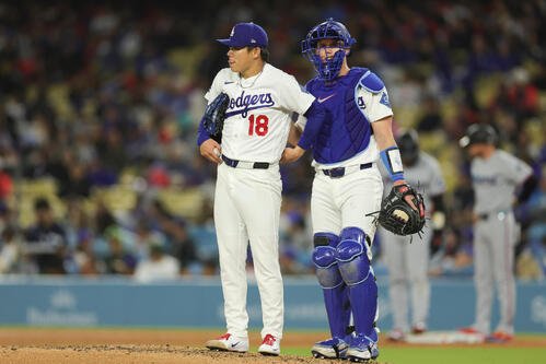 マーリンズ戦、捕手スミスと話すドジャース山本由伸(AP)