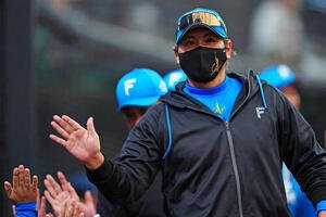 西武対日本ハム　西武に勝利しタッチを交わす日本ハム新庄剛志監督(撮影･垰建太)
