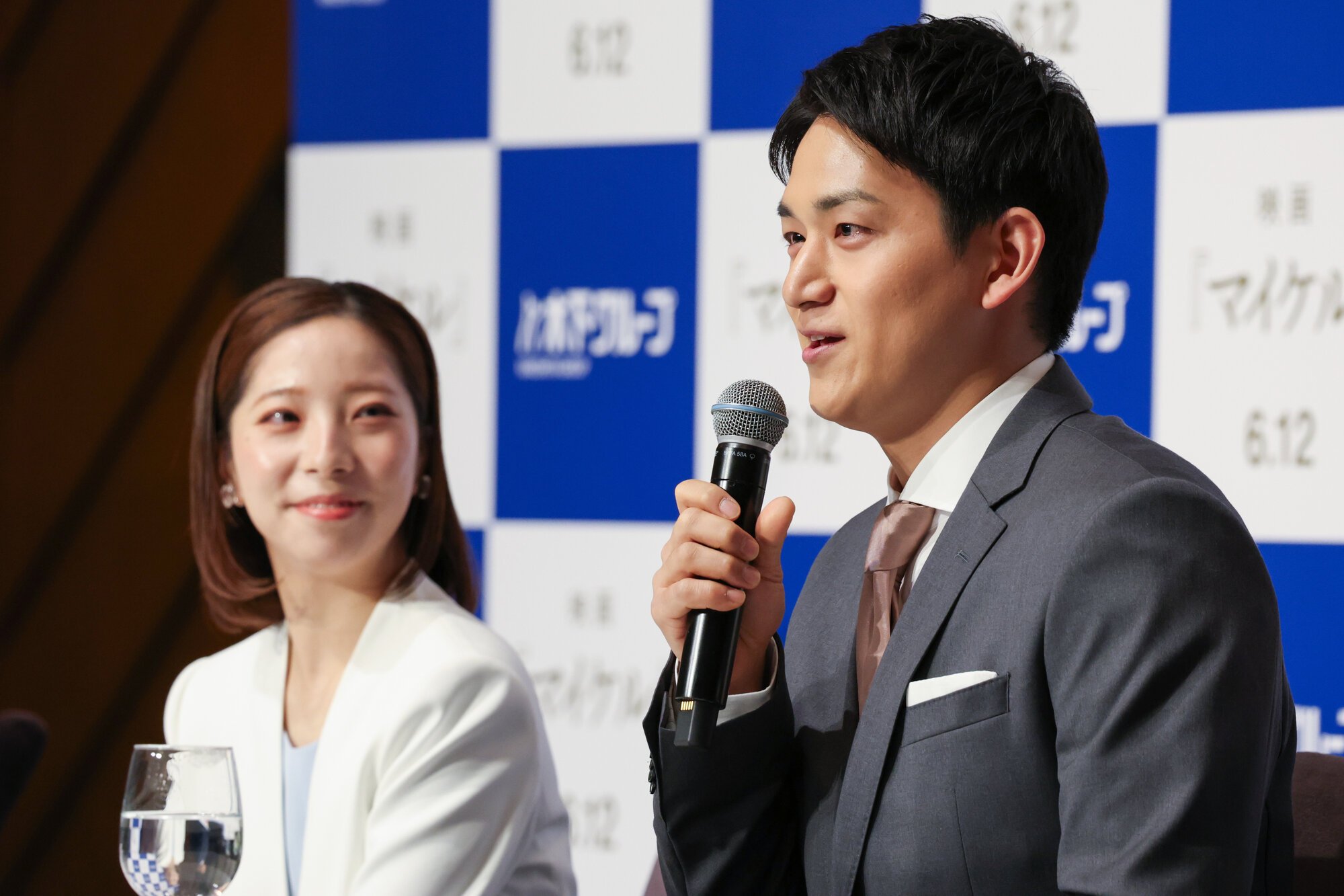 引退会見で質問に答える三浦璃来(左)と木原龍一=2026年4月28日午前11時1分、東京都千代田区、西岡臣撮影