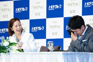 引退会見で涙ぐむ木原龍一(右)と笑顔をみせる三浦璃来=2026年4月28日午前10時32分、東京都千代田区、西岡臣撮影