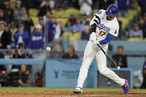 マーリンズ戦9回、適時エンタイトル二塁打を放つドジャース大谷翔平(AP)