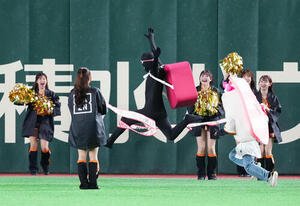 巨人対広島　　4回表終了後の｢すしレース｣は、えびが制する(撮影･江口和貴)
