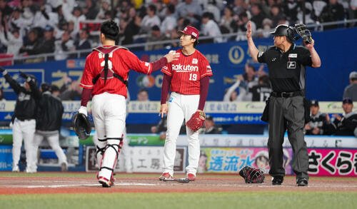 ロッテ対楽天　5回裏ロッテ2死二塁、佐藤都志也の先制適時打で二塁走者友杉篤輝の生還を許し、ぼうぜんとする荘司康誠(中央)(撮影･鈴木みどり)