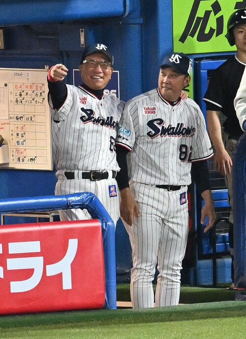 ヤクルト対阪神　2回裏ヤクルト1死二、三塁、2点適時打を放った内山壮真を指さし喜ぶ池山隆寛監督(左)(撮影･滝沢徹郎)