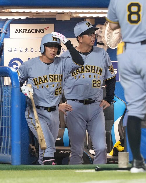 ヤクルト対阪神　8回表阪神無死、森下翔太を下げ、代打に植田海(左)を告げる藤川球児監督(撮影･足立雅史)