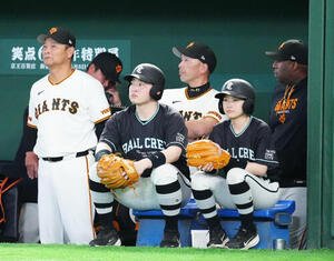 巨人対広島　9回裏、ベンチで厳しい表情の巨人阿部慎之助監督(中央)(撮影･江口和貴)