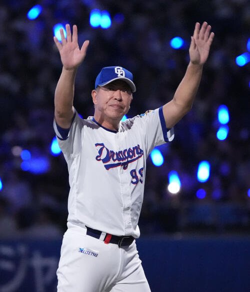 中日対DeNA　試合終了、スタンドの観客の声援に応える井上一樹監督(撮影･森本幸一)