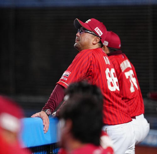 ロッテ対楽天　ベンチから試合を見る楽天三木肇監督(撮影･鈴木みどり)
