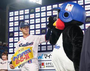 ヤクルト対阪神　ヒーローインタビューを終え、つば九郎とタッチを交わすヤクルト内山壮真(撮影･足立雅史)