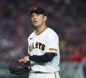 巨人対広島　3回表に先制を許し、浮かない表情でベンチに戻る則本昂大(撮影･河田真司)