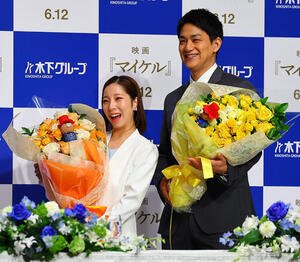 引退会見を行う三浦璃来(左)と木原龍一(撮影･野上伸悟)