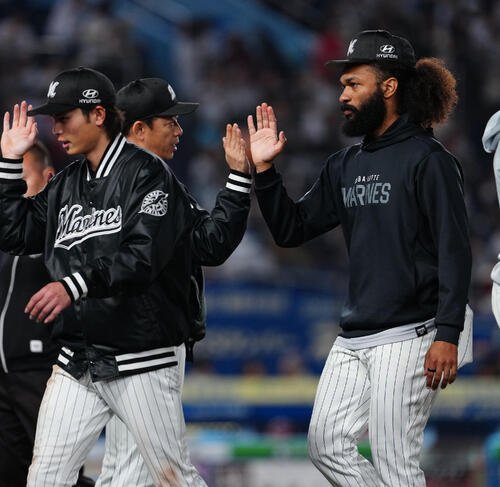 ロッテ対楽天　楽天に勝利し、サブロー監督(中央)とタッチを交わすロッテのアンドレ･ジャクソン(右)(撮影･鈴木みどり)