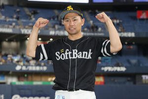 ヒーローインタビューを終えポーズをとるソフトバンク中村晃(撮影･前田充)