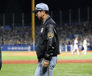 ヤクルト対阪神　5－10で敗れ、引き揚げる阪神藤川球児監督(撮影･浅見桂子)　