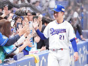 中日対DeNA　ヒーローインタビューを終え観客の声援に応える金丸夢斗(撮影･森本幸一)