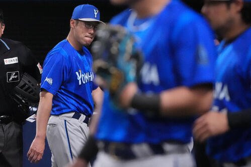 中日対DeNA 7回表終了、選手交代を告げる相川亮二監督(撮影･森本幸一)