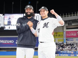 ロッテ対楽天　笑顔で握手を交わすロッテ佐藤都志也(右)とアンドレ･ジャクソン(撮影･鈴木みどり)
