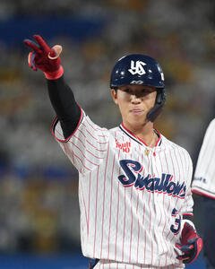 ヤクルト対阪神　2回裏ヤクルト1死二、三塁、内山壮真は中前適時打を放ちベンチにポーズ(撮影･足立雅史)