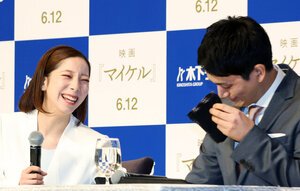 引退会見で涙ぐむ木原龍一(右)と笑顔を見せる三浦璃来＝西岡臣撮影