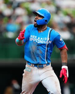 西武対日本ハム　9回表日本ハム2死、勝ち越しのソロ本塁打を放ち雄たけびをあげるロドルフォ･カストロ(撮影･垰建太)