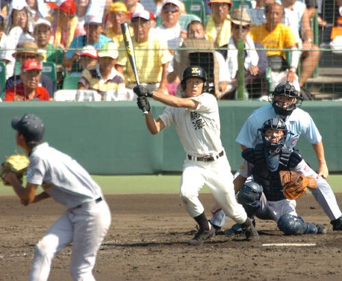 08年、選手権大会の青森山田戦で本塁打を放つ駒大苫小牧･鷲谷修也