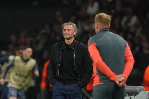 試合を見つめるパリ･サンジェルマンのルイス･エンリケ監督(AP)
