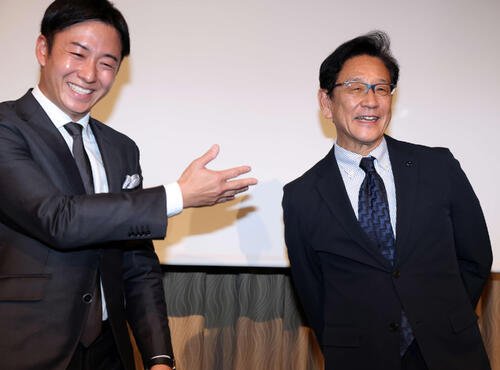 斎藤佑樹氏(左)と栗山英樹氏(25年11月撮影)