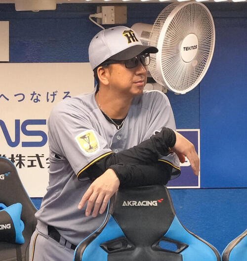 厳しい表情で戦況を見つめる阪神藤川監督(2026年4月28日撮影)