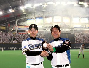 2012年、プロ初の完投勝利を挙げた日本ハムの斎藤佑樹さん(左)は当時の栗山英樹監督とウイニングボールを手に笑顔を見せる