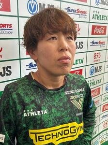 岩清水梓は自らの口で現役引退を発表。目を潤ませながら質問に答えた