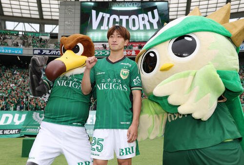 東京V対鹿島　ゴールを決め勝利に貢献した東京V熊取谷一星はヴェルディ君(左)とリヴェルン(右)と記念撮影(撮影･宮地輝)