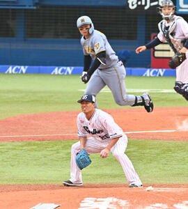 ヤクルト対阪神　6回表阪神1死一塁、森下翔太(後方)に中前打を許す山野太一(撮影･滝沢徹郎)