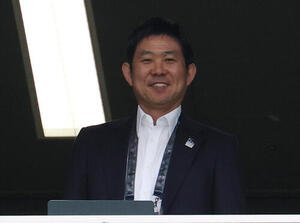 東京V対鹿島　視察に訪れた日本代表森保一監督は報道陣のカメラに笑顔を見せる(撮影･宮地輝)
