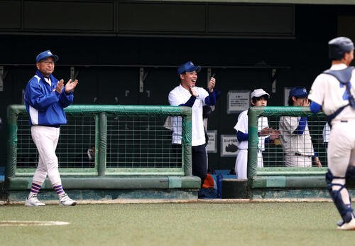 東北対仙台　仙台･笹口大輝部長(左から2人目)が4回、無失点に終えたナインを笑顔で迎えた