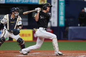 オリックス対ソフトバンク　7回表ソフトバンク1死一塁、右翼線へ勝ち越し適時二塁打を放つ笹川吉康(撮影･前田充)