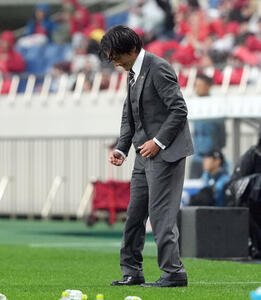 浦和対川崎F　川崎Fに勝利しガッツポーズを決める田中達也暫定監督(撮影･たえ見朱実)