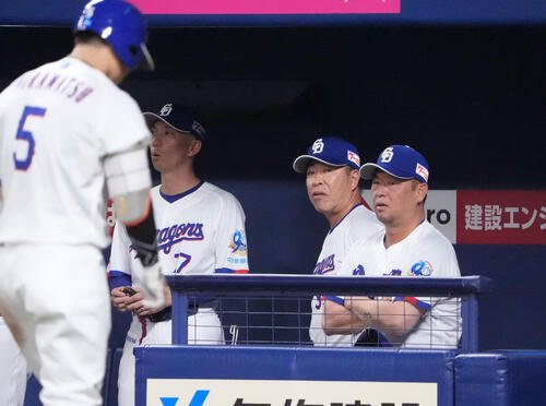 中日対DeNA 9回裏中日1死一、三塁、ベンチの井上一樹監督(右から2人目)は渋い表情を見せる(撮影･森本幸一)