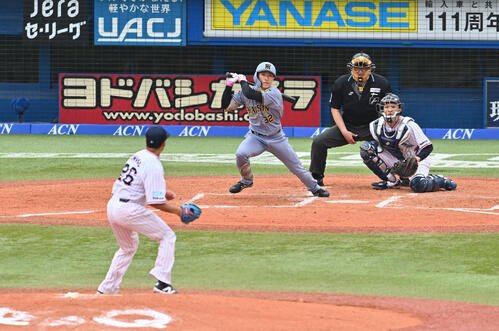 ヤクルト対阪神　3回表阪神2死、福島圭音は中前打を放つ。投手山野太一(撮影･滝沢徹郎)