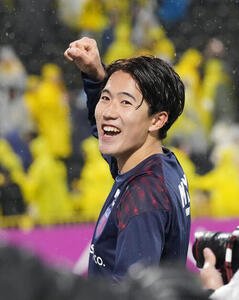 サポーターにガッツポーズをする佐藤龍之介(撮影･小島史椰)