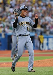 ヤクルト対阪神　完封で今季3勝目を挙げ喜ぶ高橋遙人(撮影･水谷安孝)